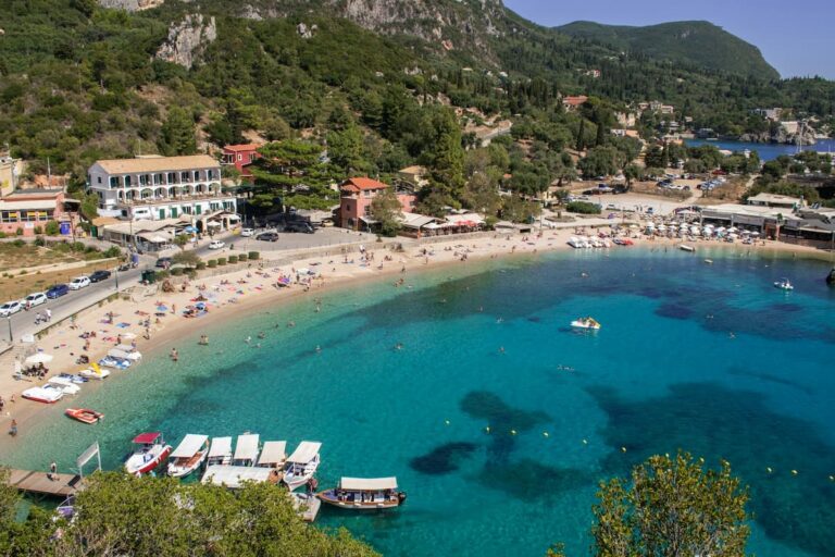 Playa de aguas turquesas rodeada de monta&ntilde;as en Corf&uacute;, Grecia.