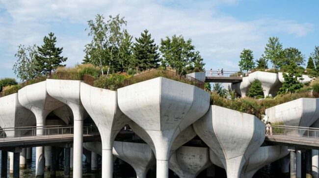 Estructura de Little Island en Nueva York con pilares sobre el río Hudson