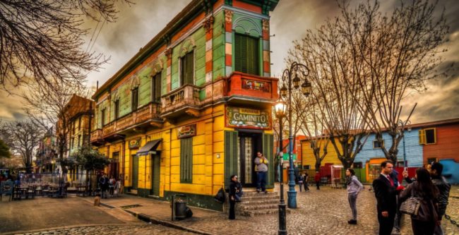 Fachada colorida en Caminito, barrio de La Boca en Buenos Aires