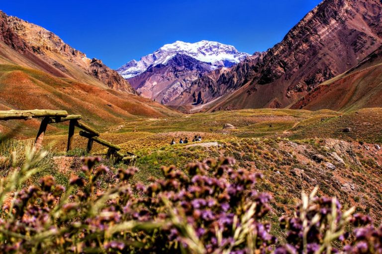 Paisaje de monta&ntilde;a en Mendoza con vista a la cordillera de los Andes