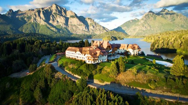 Hotel Llao Llao en Bariloche con vistas a lagos y montañas patagónicas