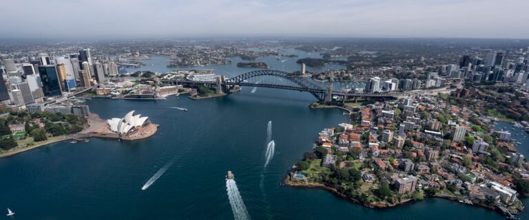 Vista a&eacute;rea de S&iacute;dney con la &Oacute;pera y el Puente del Puerto, dos de los &iacute;conos m&aacute;s reconocidos de Australia.
