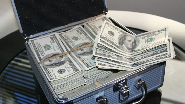 cUna de las preguntas más frecuencuánto dinero se puede llevar en el avión al viajar a Estados Unidos.
