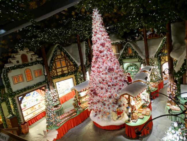 Käthe Wohlfahrt: la tienda navideña más grande de Europa abierta todo el año en Rothenburg Decoración navideña en la tienda Käthe Wohlfahrt en Rothenburg, Alemania