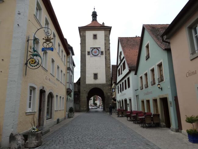 Puerta medieval en Rothenburg ob der Tauber, joya de la Ruta Romántica en Alemania Entrada amurallada al casco histórico de Rothenburg ob der Tauber