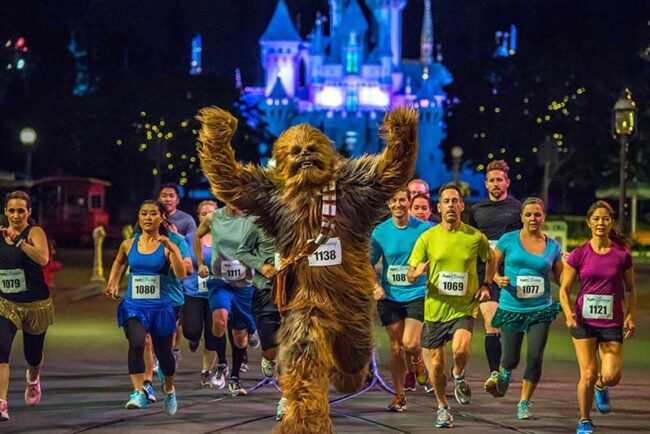 Chewbacca lidera la carrera Star Wars de runDisney frente al Castillo de Disneyland.