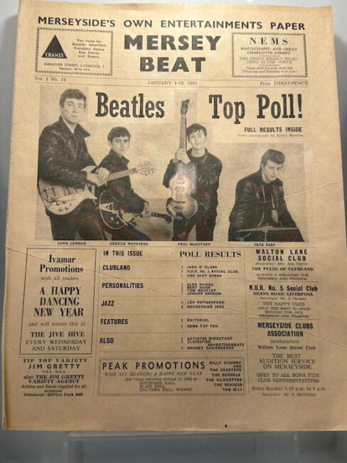 Portada del Mersey Beat del 4 de enero de 1962 – Beatles Top Poll Portada original del periódico Mersey Beat del 4 de enero de 1962, anunciando que los Beatles lideran una encuesta popular.