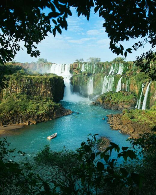 Cataratas del Iguazú, ícono del turismo en el Norte Grande. Vista panorámica de las Cataratas del Iguazú en Misiones, atractivo dentro de Travesía Capricornio.
