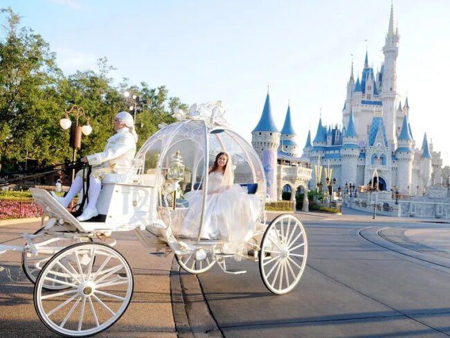 Carruaje Cenicienta boda Disney Novia llegando en carruaje estilo Cenicienta al castillo de Disney para su boda