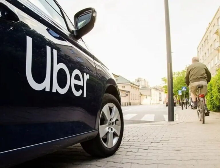 Auto de Uber en la ciudad, servicio que lanza la L&iacute;nea U para complementar el transporte p&uacute;blico en Buenos Aires