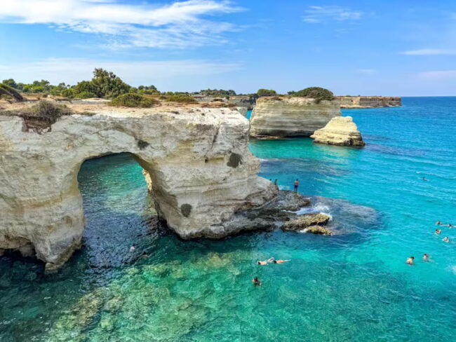 Arco de los Enamorados en la costa de Italia antes de su derrumbe en San Valentín.