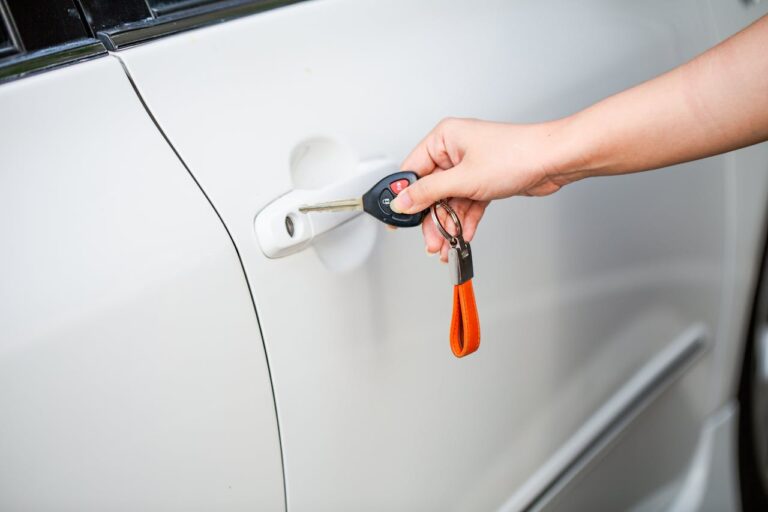 Persona abriendo un auto rentado con las llaves