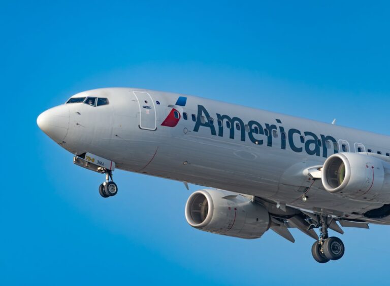 Avi&oacute;n de American Airlines durante el aterrizaje, aerol&iacute;nea que renovar&aacute; sus cabinas con pantallas 4K y m&aacute;s asientos premium