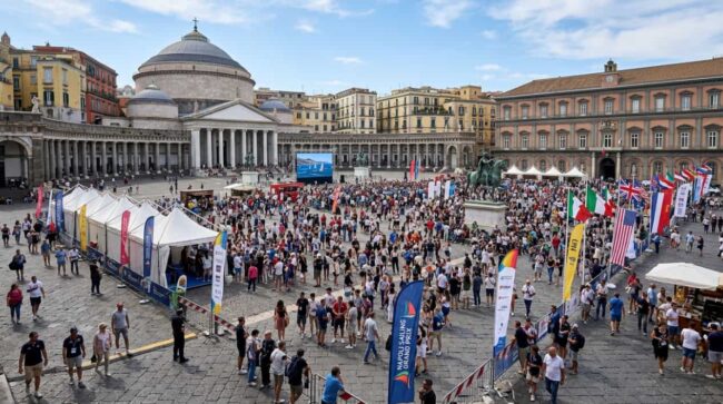 America’s Cup 2027 en Nápoles: actividades y ambiente en la ciudad Público reunido en Piazza del Plebiscito de Nápoles durante un evento vinculado a la vela