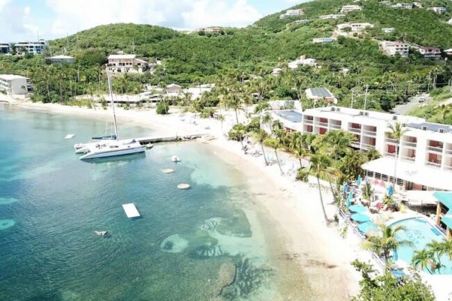 Vista aérea del Bolongo Bay Beach Resort frente al mar en St. Thomas, Islas Vírgenes de Estados Unidos