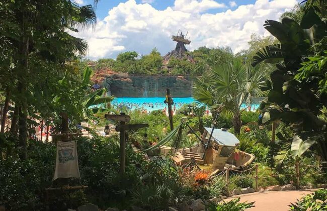 Disney’s Typhoon Lagoon dentro de la oferta de Disney World para Latinoamérica en 2027 Piscina de olas de Disney’s Typhoon Lagoon con Mount Mayday al fondo en Walt Disney World