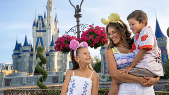 Disney World 2027: nueva oferta para viajeros de Latinoamérica Familia frente al Cinderella Castle en Magic Kingdom, uno de los parques de Walt Disney World en Florida