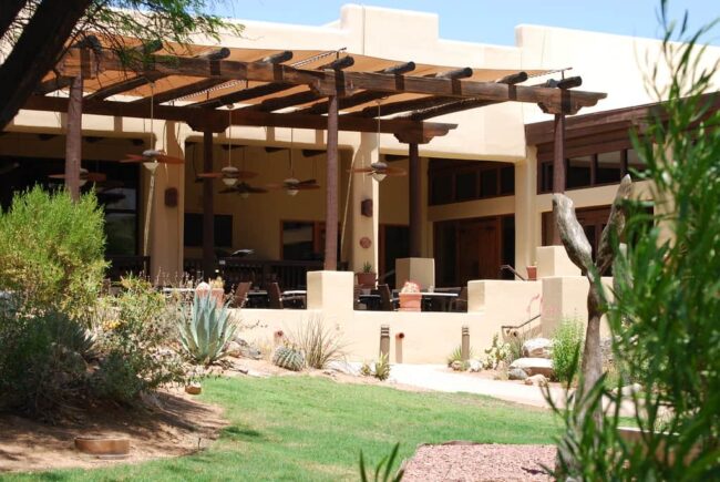 Exterior de Miraval Resort en Arizona, rodeado de vegetación desértica y arquitectura de estilo suroeste